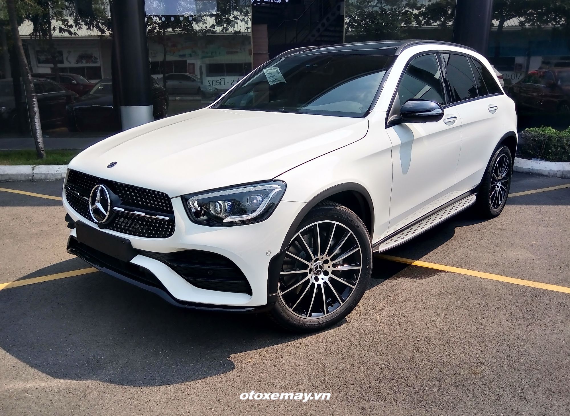 Mercedes-Benz GLC300 2020 giá 2,559 tỷ đồng bản giới hạn 200 chiếc tại Việt Nam có gì?